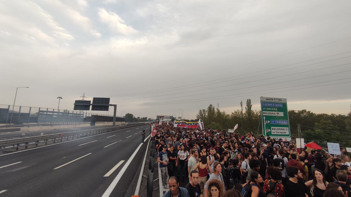 OffTopic_lab's tweet photo. Fine del mese, fine del mondo: stessa lotta. In oltre 20mila a #Bologna rispondono all'appello di @CoiGkn e @fffitalia per sostenere lotta degli studenti e #nopassante. In ogni città raccogliere le istanze locali e unirle in una #convergenza nazionale: non facile ma necessario. https://t.co/jJrwfzeLGa