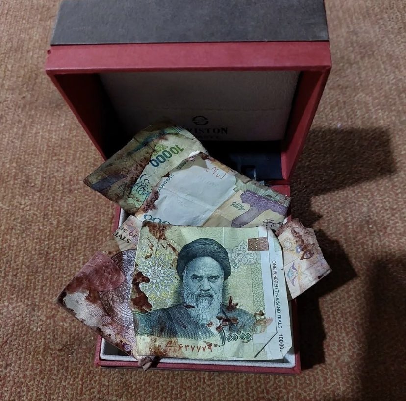 farzinkadkhodae's tweet photo. تمام سرمایه "محمداقبال نائب‌ز��ی" کودک کارِ بی‌شناسنامه که در جمعه خونین #زاهدان کشته شد.
در آن جمعه محمداقبال حتی پول کرایه تاکسی نداشت و حدود 12 کیلومتر پیاده تا مصلی رفته بود.
#مهسا_امینی https://t.co/7bFFqEc1WX