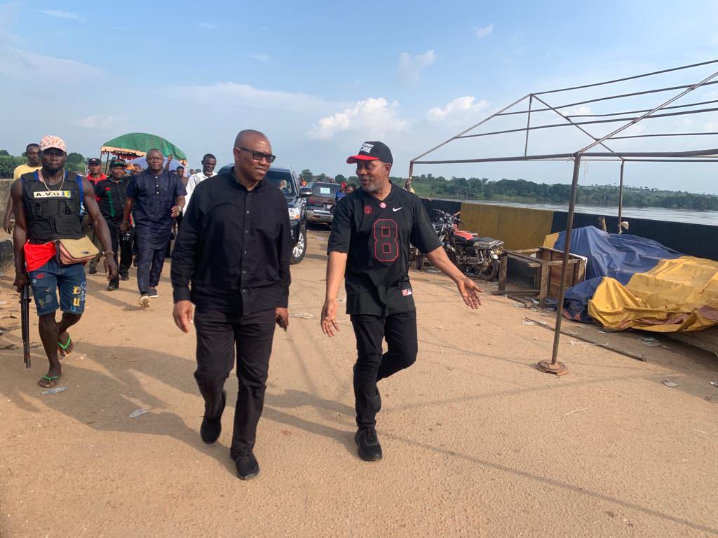 Gidi_Traffic's tweet photo. - @Austynzogs Yesterday after his trip to Bayelsa state to commensurate with flood victims, Peter Obi also took time to visit flood victims in Umueri community in Anambra state. Obi insisted he must see everything himself. He entered a canoe to see the effect of the flood https://t.co/XoytqAX8me
