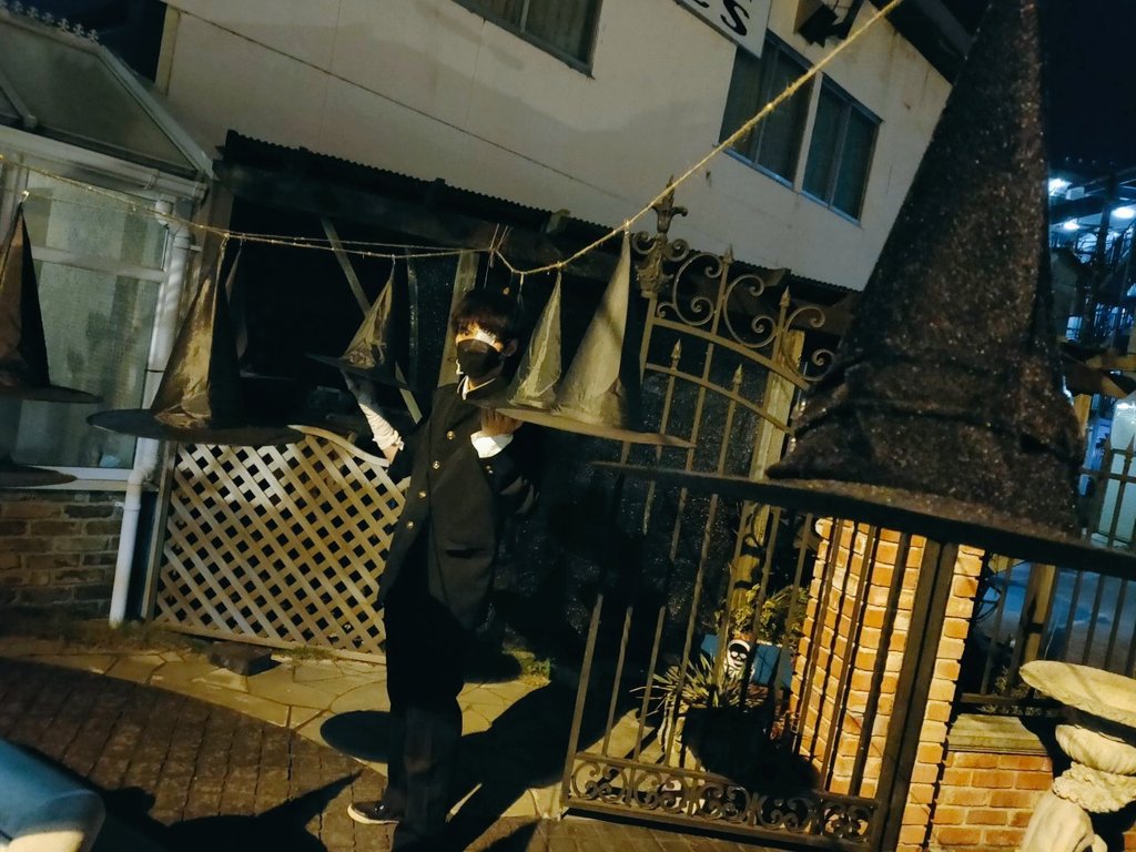 rouhugaa's tweet photo. 実体を持たない魔女達が集まりだしたか......
さながら†ワルプルギスの夜†といったところだな......
#ハロウィン #ボウクス #BOWCS https://t.co/H0RA7ucIPq