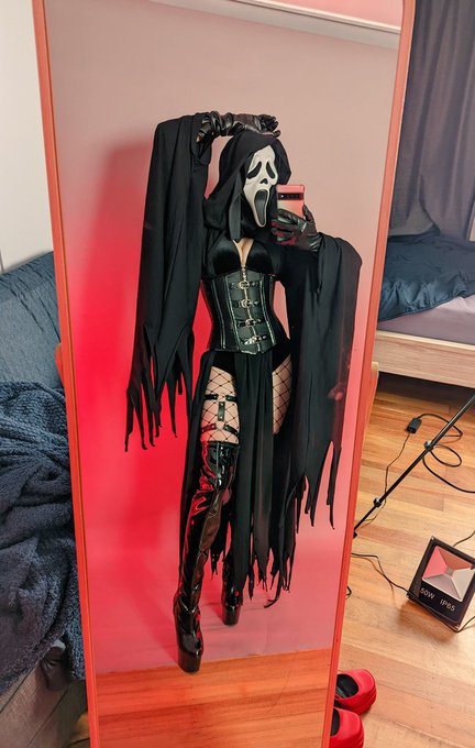 Just chilling, killing 🔪 https://t.co/H5q7DKO4kx