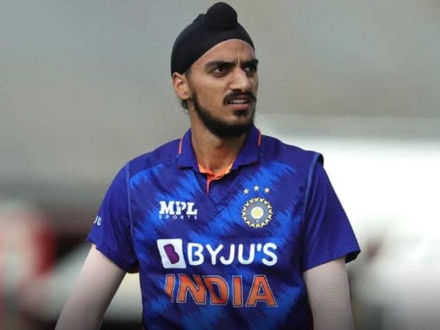 Ashjes149's tweet photo. @arshdeepsinghh be like - sab to sahi kar leta hu, ye sala 19th over ka dukh khatam Kaye nai hota be🤦 #INDvsPAK #19thover #T20WorldCup #T20WorldCup2022 @BCCI https://t.co/uGR9GMBH7Z