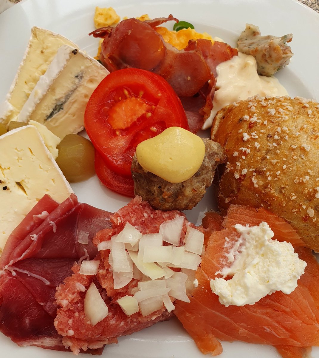 Rührei-Rezepte mit unterschiedlichen Käsesorten für ein würziges Frühstück