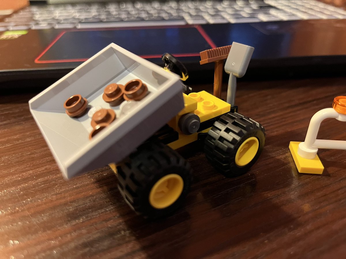 kociu91's tweet image. I cyk kolejny zestaw @LEGO_Group zbudowany!😻
#set30348 wywrotka  

Malutki zestaw ale jakże potrzebny w każdym mieście #Lego !

#AFOL #LEGO #LEGOMANIAC