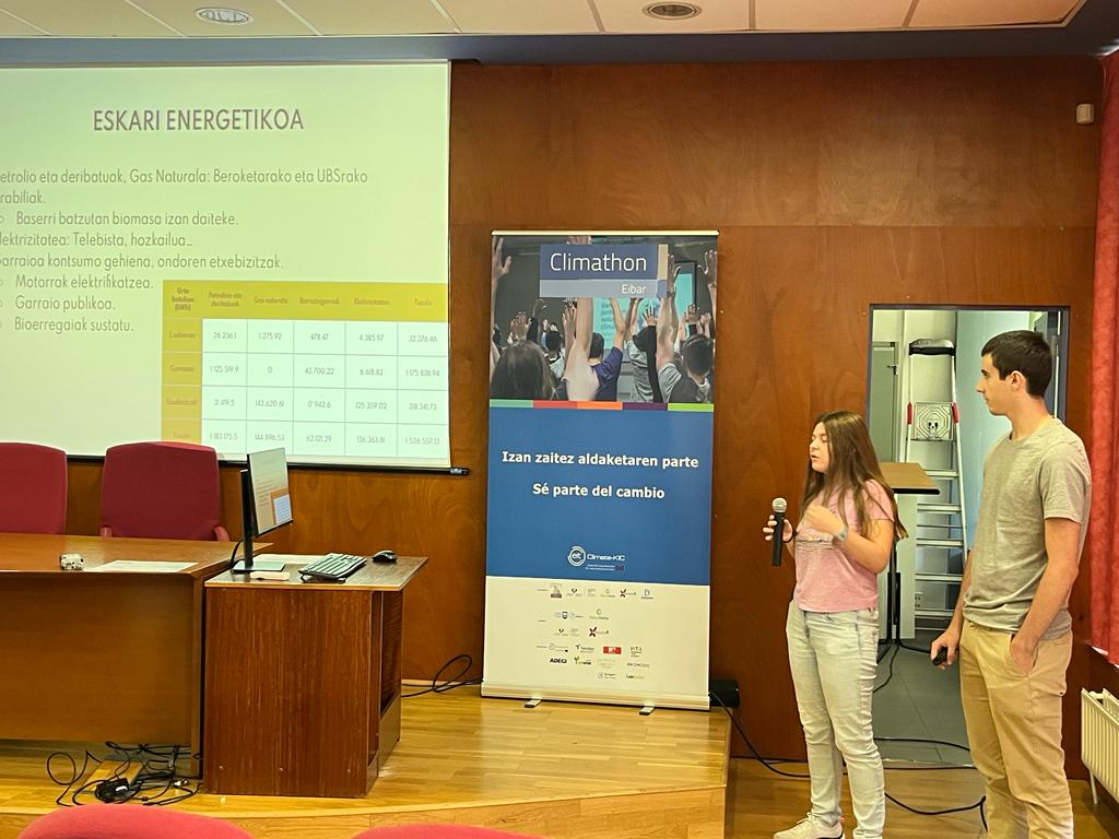 EibarClimaLab's tweet photo. Eneko Zurriarain eta Miriam Aizpiri bere lana aurkezten digute 5. Erronkari aurre egiteko: 

https://t.co/RzxME8QVxE

#Climathon #ClimathonEibar #ClimathonEibar2022 https://t.co/oXMx0uIqIr