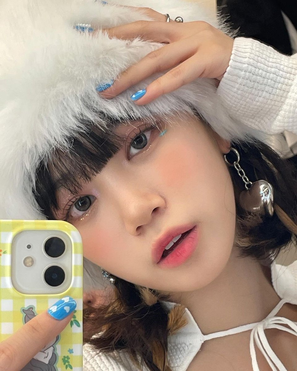 chaenwone's tweet photo. If you see a tiny snowman walking around, mind your business ☃️ Take a closer look to the tiny hearts on her nails, do you find it adorable too? https://t.co/w8tXfjz9uW