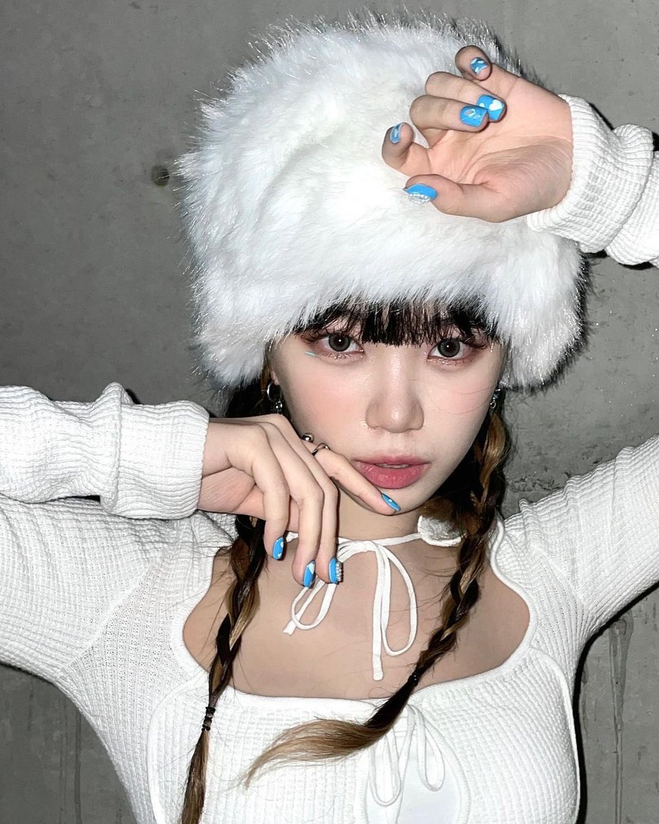 chaenwone's tweet photo. If you see a tiny snowman walking around, mind your business ☃️ Take a closer look to the tiny hearts on her nails, do you find it adorable too? https://t.co/w8tXfjz9uW