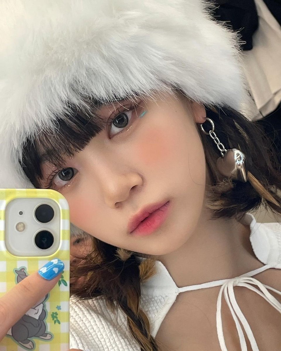 chaenwone's tweet photo. If you see a tiny snowman walking around, mind your business ☃️ Take a closer look to the tiny hearts on her nails, do you find it adorable too? https://t.co/w8tXfjz9uW