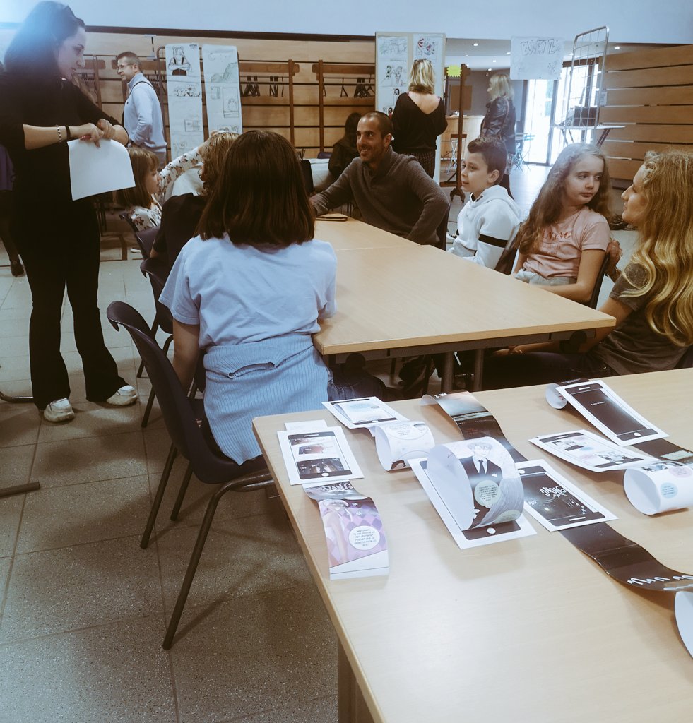 WebtoonFestival's tweet photo. C'est un bon dimanche pour se rendre au #webtoonfestival2022 de dans la @VilledeMonteux 🎉🎁
Atelier fabriqué ton webtoon avec @antigax_x https://t.co/zNwJRdMvVG