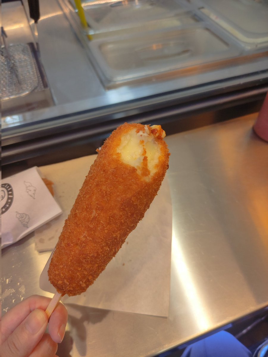 loveyoungdream's tweet photo. #Gorae Corndog and Bungeoppang at Sm Manila https://t.co/eW65kgrOXY