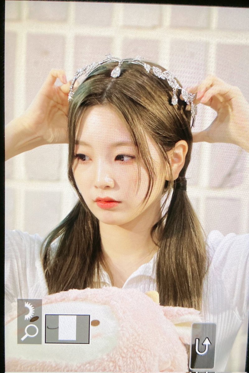 yeonheh's tweet photo. Princess's here! ୨💗୧ https://t.co/2GqijFAEmg