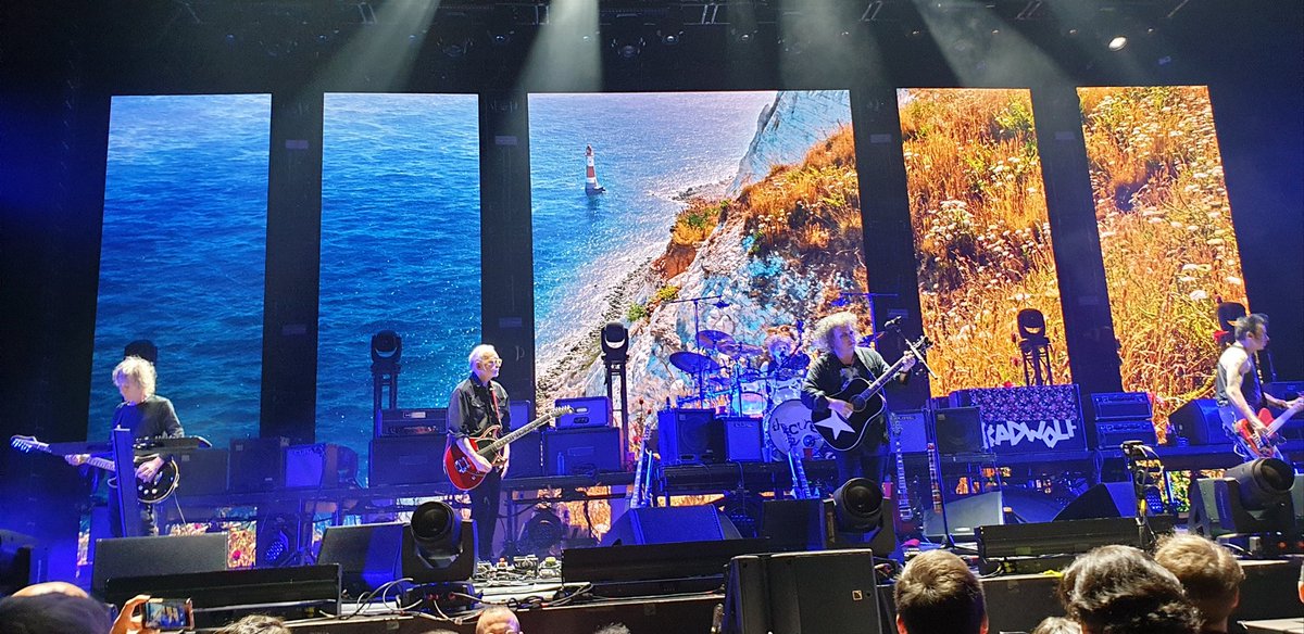 Kevvin_Coolidge's tweet image. "Yesterday I got so old
I felt like I could die
Yesterday I got so old
It made me want to cry"
The Cure live 2022
@godwinafaith @_Piele and all the other voices 😉 best time of our life 🖤🎶🙏🏻
#thecure
#robertsmith
#inbetweendays