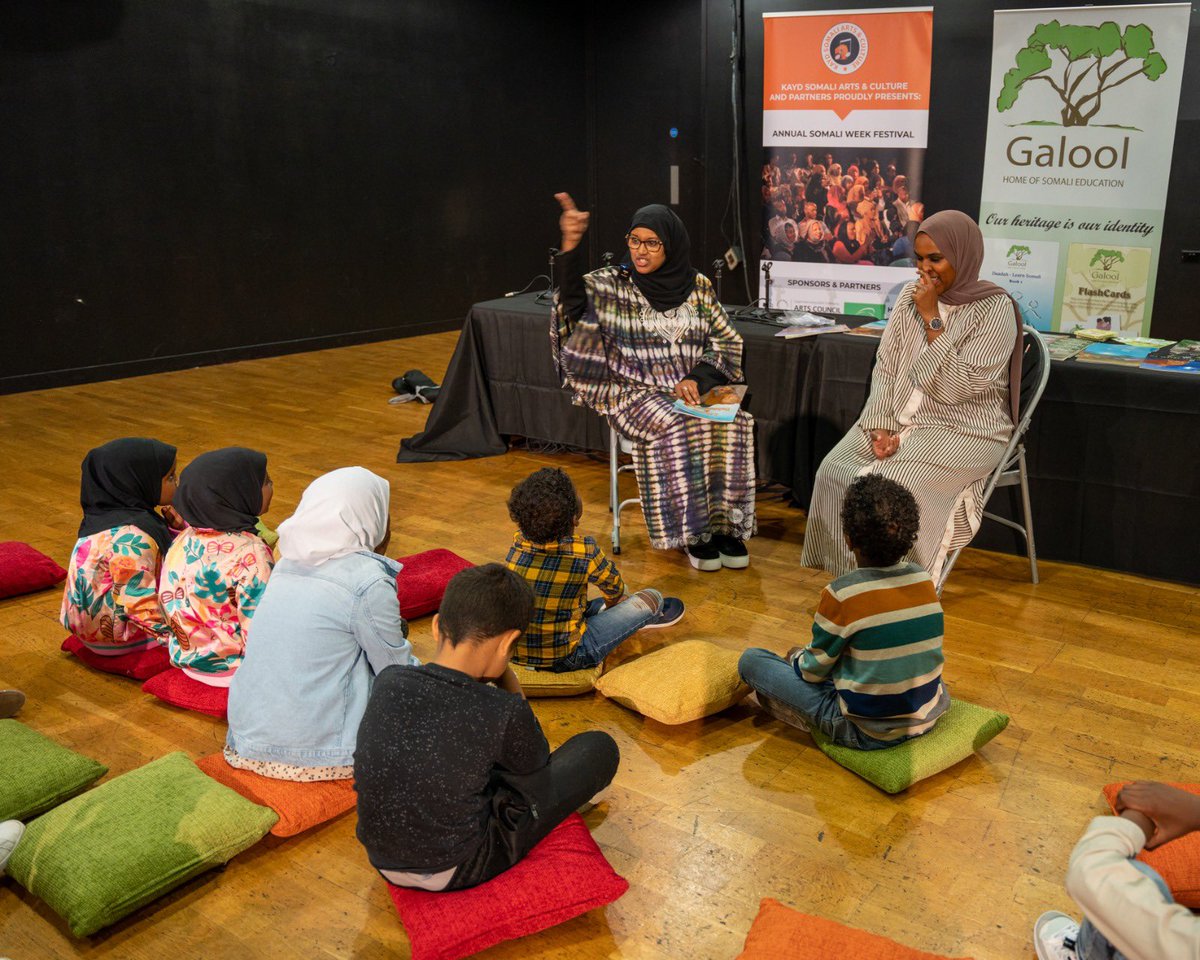 SomaliWeekFest's tweet photo. Day 2: children’s day @oxhse was taken over by the kids ! The wonderful Galool had the children ( and us ) transfixed on their many stories and games. This segment of the festival is truly one of our favourite. #SWF22 #BHM #FamilyFunTime #LearningThroughPlay https://t.co/iccKvZ53bX