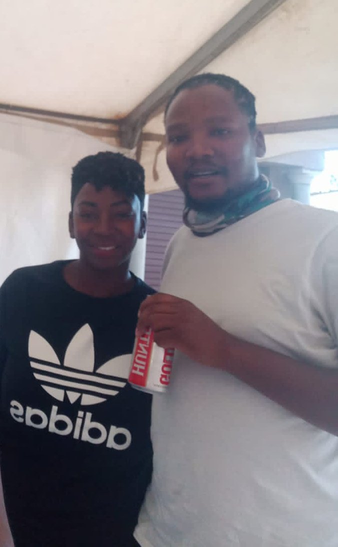 thapelo_tipz's tweet photo. @hunterscider With my hypelady @mihandzu
#HuntersRefreshes
#HuntersGoldenHour
#HuntersGold https://t.co/zfQKkviEgo