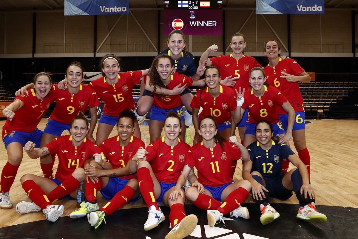 España ha confirmado su pase a la fase final del europeo con una nueva goleada, ante Finlandia por 7-2, con hat trick de Vane Sotelo y con dedicatoria a Laura, que tuvo que dejar la concentración por un inoportuno esguince de rodilla.
A por el tercer europeo!!!