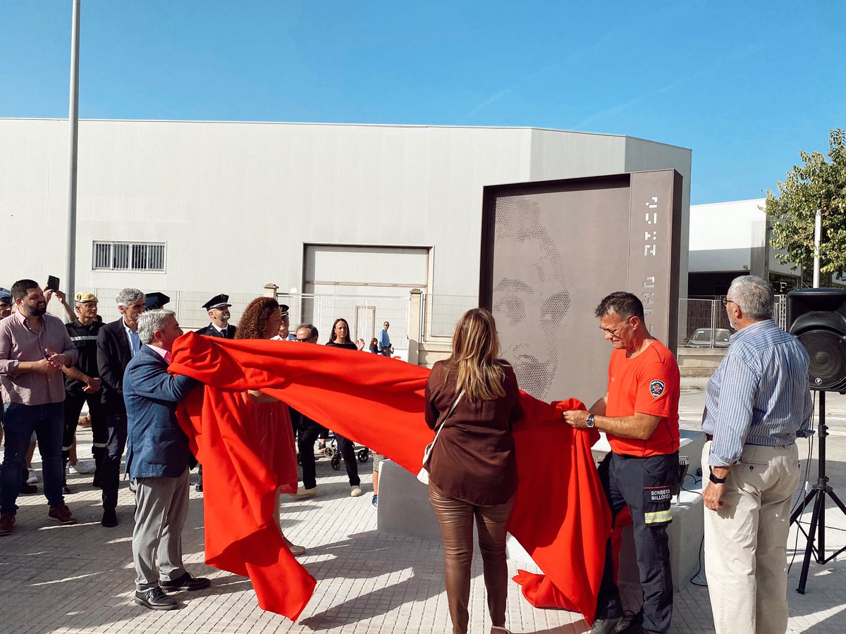 SocialistesInca's tweet photo. 🔴Celebram la 11a edició de la Fira d’Emergències amb un sentit homenatge a Juan Cifuentes, que a partir d’ara serà recordat per sempre amb aquesta escultura de l’artista Lolo Garner. #IncaSomTots #FiresInca https://t.co/85dinn6hla