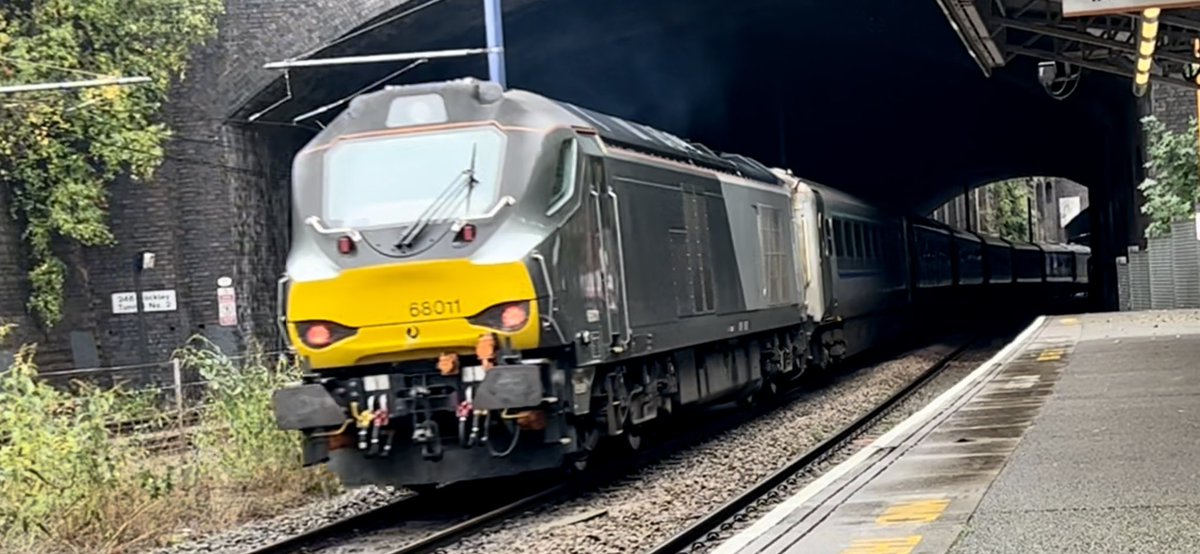 PlatformEdge1's tweet image. 68011 + 82305 passing Jewellery Quarter for London Marylebone #Class68 #Class82