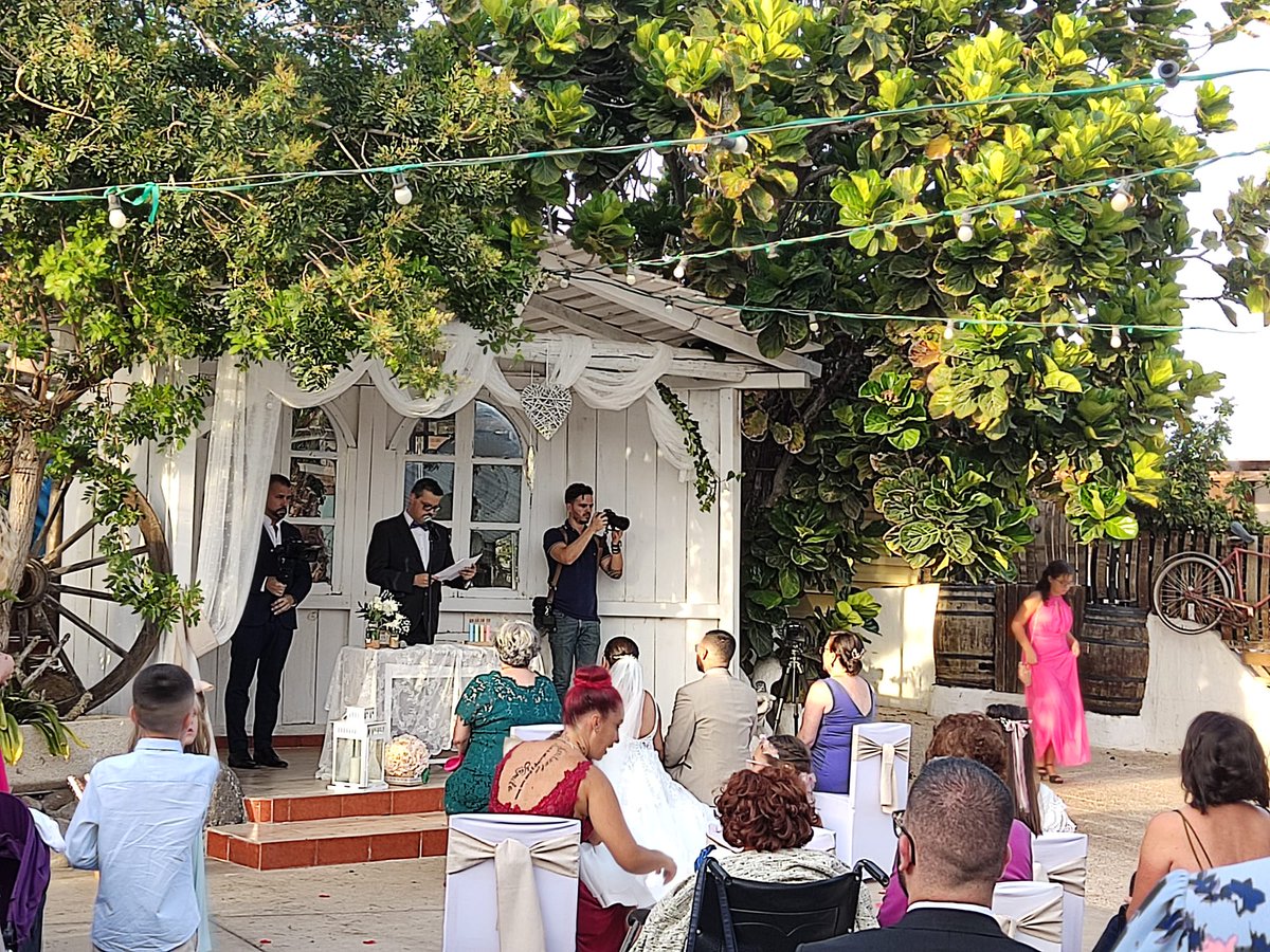 Agradecido a Israel y Delia por permitirme ejercer de maestro de ceremonias de su enlace, en el que, además, coincidí con mi buen amigo Paco Sánchez. Les deseo que sean eternamente felices. ❤