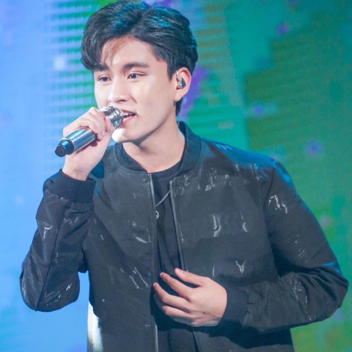 OfficialSaharat's tweet photo. อาวุธคู่กายชิ้นใหม่ บูมสหรัฐ The Star Idol คนแรกของเมืองไทย
Wireless Microphone : ULXD24KSM8
Wireless Personal In Ear Monitor : PSM900
ขอบคุณ #บูมจายย
#Shure #ULXD24KSM8 #PSM900 #MahajakProChoice #MahajakPro #มือโปรมั่นใจเลือกใช้มหาจักร
MahajakPro
Shure Thailand https://t.co/Om5E9GEEe3