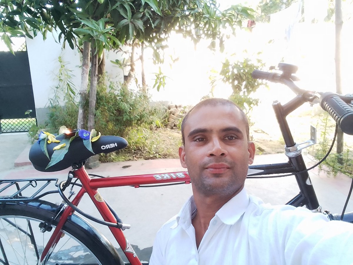 remantkumarmish's tweet photo. आप सभी को दिवाली की हार्दिक शुभकामनाएं । महा कवि मैं  #फणीश्वर नाथ रेणु की लिखी साइकिल आज शुभ दिवाली की उत्सव पर लिया उन महान कवि को याद करता हु #HappyDiwali   #Herocycle https://t.co/ZwKzqCR7Ko