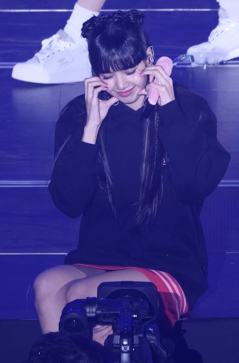 ROSIE_211_97's tweet photo. คิดถึง

#LISA #LALISA #MONEY https://t.co/EXWyEBxcwE