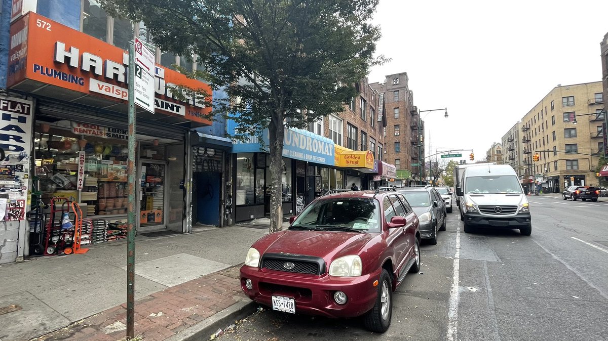This is Flatbush Ave this Sunday. The business are open, the parking meters are off. The five cars parked get to stay all day and the shoppers and deliveries are circling or double parking, blocking the B41 bus. Sunday parking meters would be so much better! @RitaJosephNYC