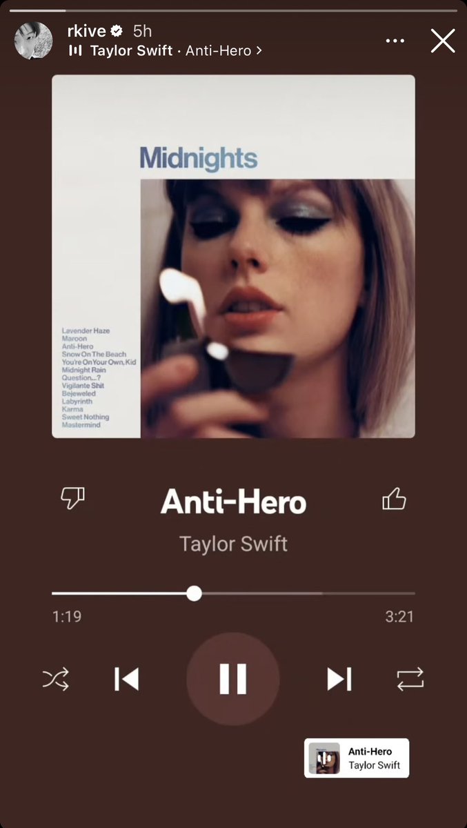 BANGSWlFTNATION's tweet photo. 💗 | Namjoon is listening to Anti-Hero! How are we feeling taytannies 👀 https://t.co/peq7VNpa5h