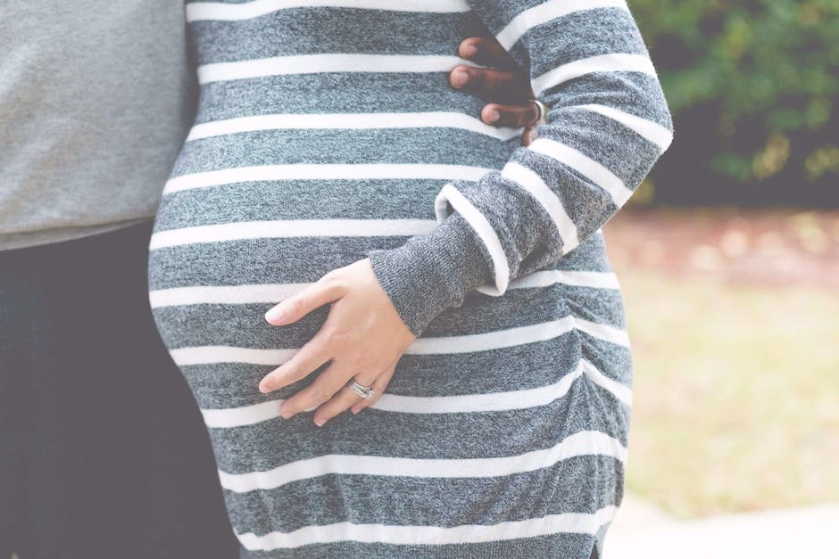 ¿Son los brotes de #EsclerosisMúltiple menos frecuentes durante el embarazo? SÍ, especialmente durante el 3er trimestre. En la mayoría de casos, el embarazo representa un período de estabilidad de la EM y la mayoría de pacientes suele encontrarse mejor. fem.es/es/preguntas-y…