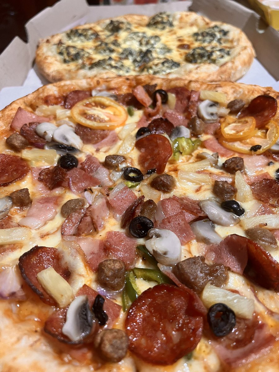 Peace_2_Yow's tweet photo. First time to try Angel’s pizza. Let’s see how it will fair to other pizzas in town. #perksofwork #beingpaidtoeat https://t.co/7Qv7XoG1CD