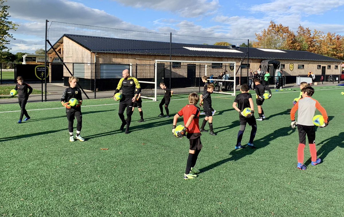 RoazhonA's tweet photo. Séance du dimanche matin…

Avec ce beau soleil ce matin, 12 gardiens étaient présent pour la dernière séance avant les vacances !!!

#roazhongoalacademy #rga #jesuisgoal #uhlsport #gardien #gardiendebut #goal #keeper #goalkeeper #goalkeepertraining #goalkeeping #plaisir #passion https://t.co/F4a8wc0mNe