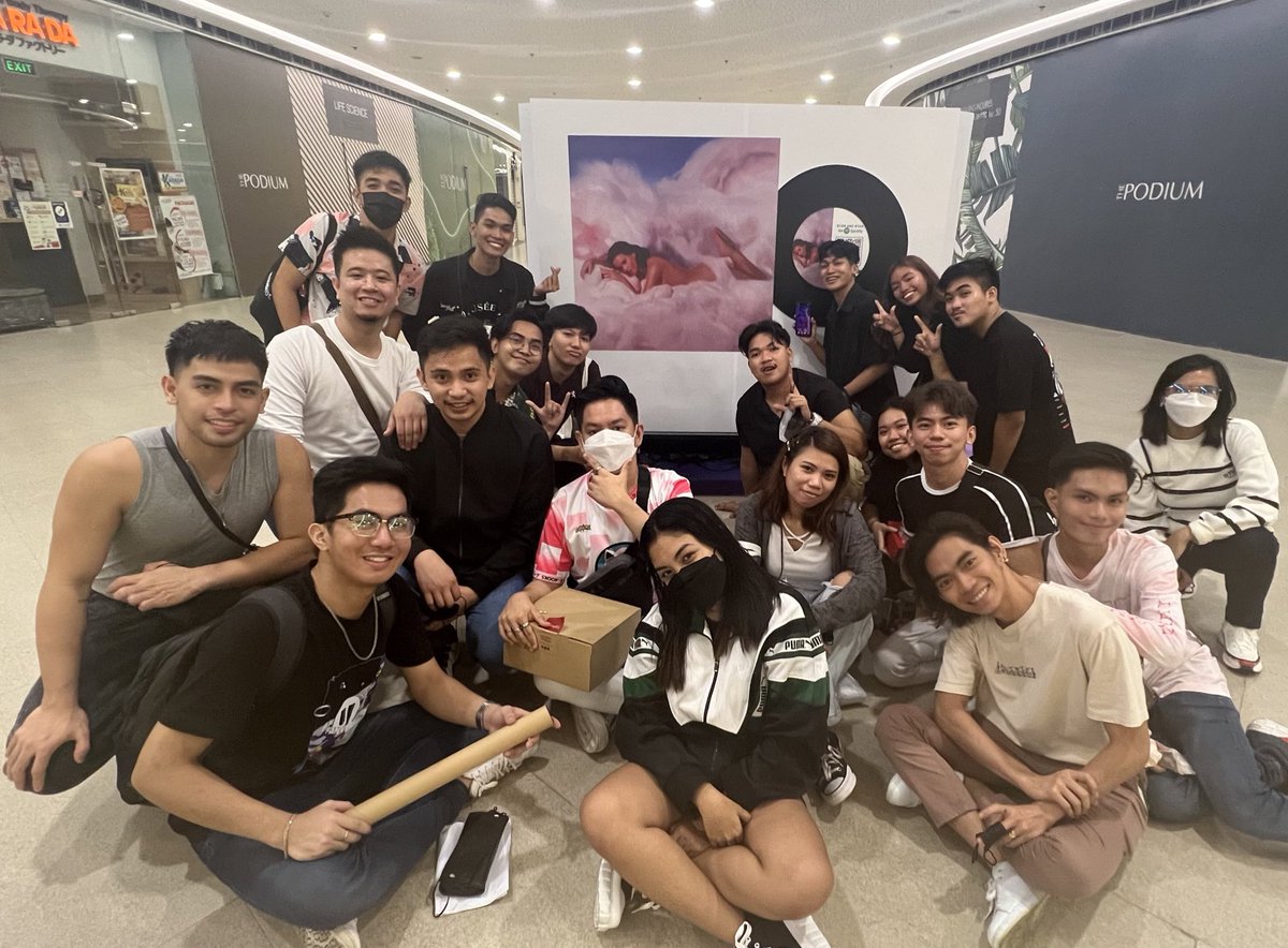 PERRYIODT's tweet photo. with my filipino katycat friends ❤️ @katyperry https://t.co/ZXxIeYhhem