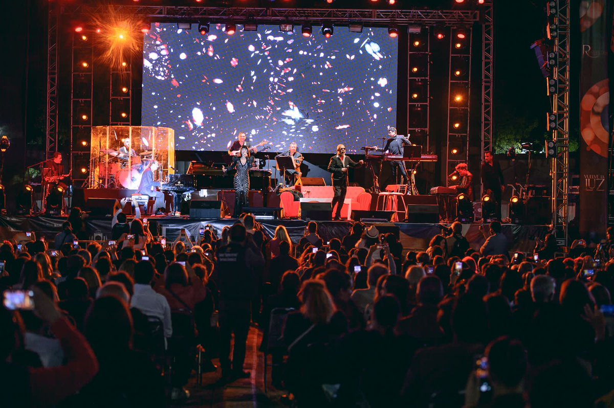 RevueltasDgo's tweet photo. Con cerca de 7 mil espectadores reunidos en la Plaza IV Centenario, se celebró el espectáculo musical "Se me antoja tu vida" con los grandes cantautores @SusanaZabaleta @DiBlasioOficial @FPanchoCespedes les agradecemos habernos regalado #Música, bohemia y mucha vida. @EVillegasV https://t.co/a8wslhEGz5