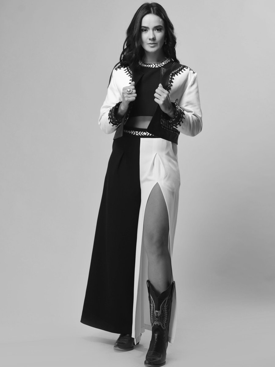 lydialavin's tweet image. La elegancia del negro con blanco