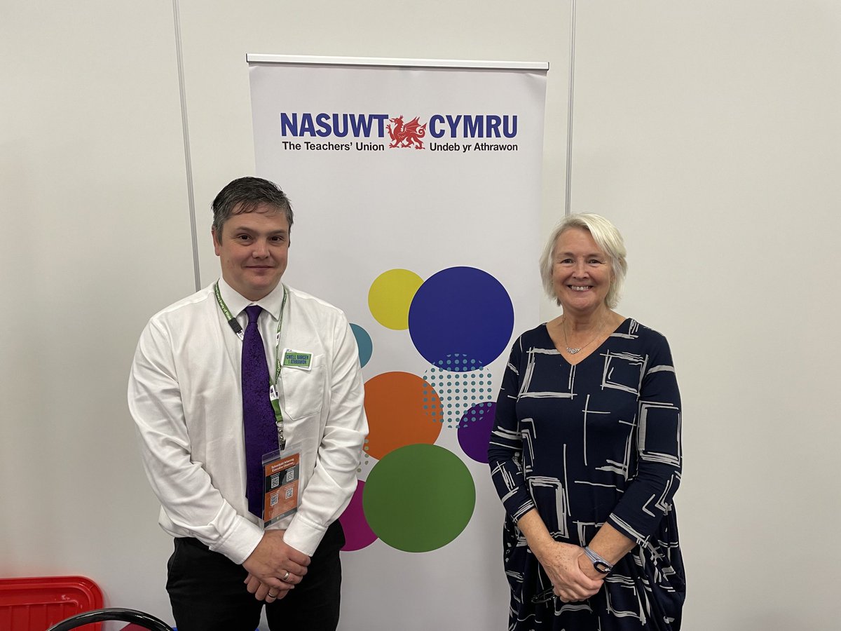 siangwenfelin's tweet photo. Useful conversations with teaching unions at @Plaid_Cymru Conference. Gyda @NASUWTCymru ar eu stondin a bûm yn cadeirio cyfarfod gyda @NEUCymru @UCUWales @ASCLCymru ar ddiwygio cymwysterau #Plaid22 #Athrawon #Teachers https://t.co/sDfRoEruDt