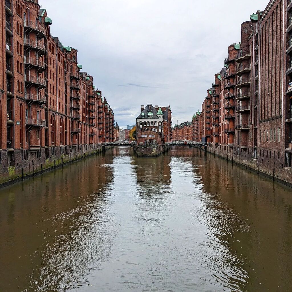 masteruser1999's tweet photo. #hamburg #hafen #speicherstadt #fleetschlösschen #elbe #masteruser1999 #2022 #oktober https://t.co/kg7xGMBhLm https://t.co/UGsUEHRBxw