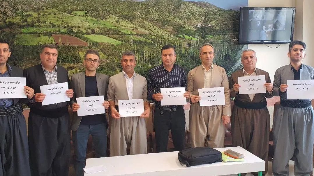 DuezenTekkal's tweet photo. Bewegend!Heute wieder Generalstreik in den #kurdischen Provinzen im #Iran.
Jeder einzelne dieser mutigen LeherInnen riskiert damit eigenes Leben für den Schutz Ihre SchülerInnen. Jetzt werden die meisten heimlich Nachts abgeholt, damit wir die Bilder nicht sehen. #IranRevoIution https://t.co/CCDDd41iPj