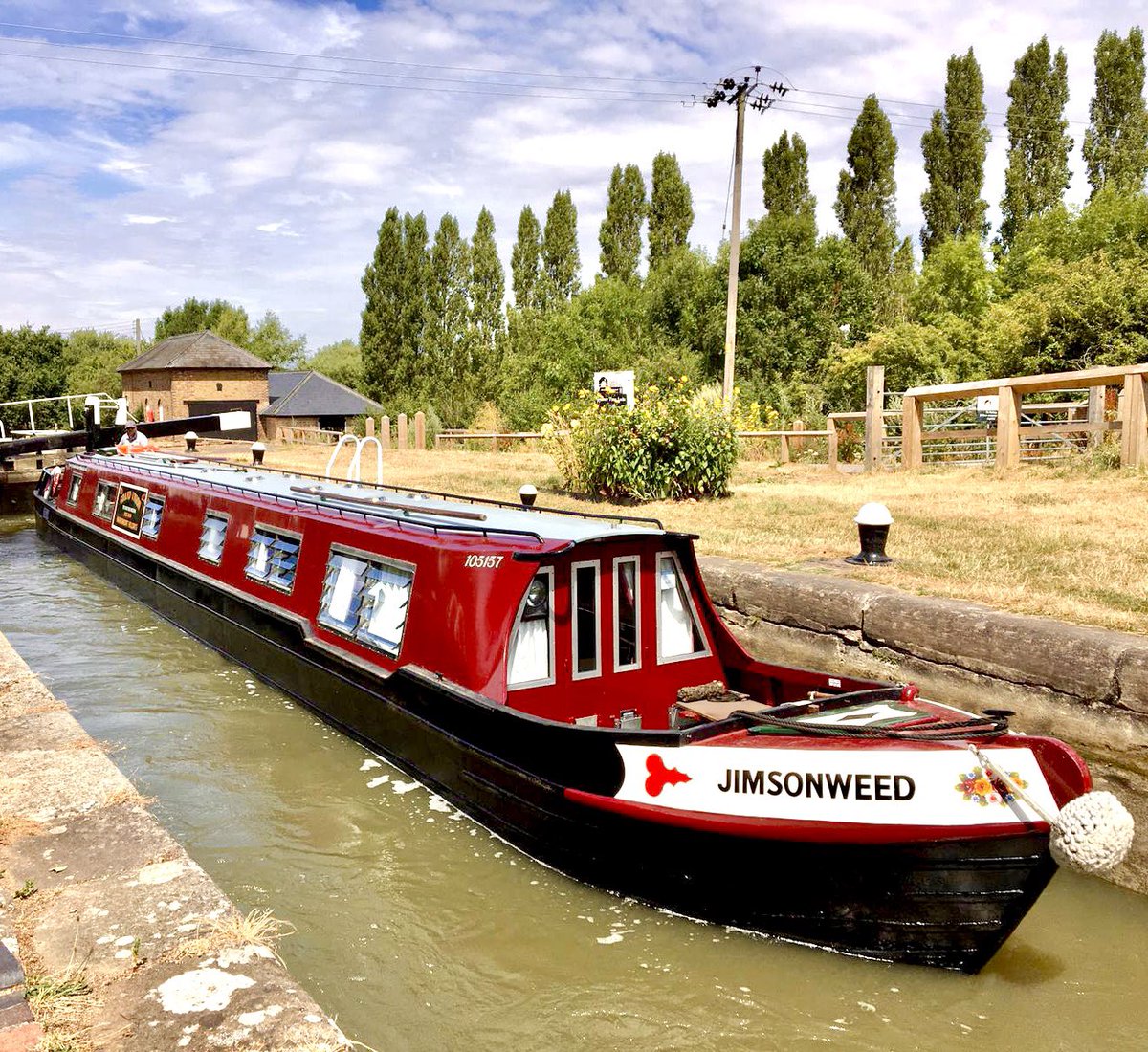 Thinking of a last minute half term getaway? We have one boat left for tomorrow Monday 24th. Our 6 berth ‘Jimsonweed’ £650 for 4 nights. 
#narrowboatholidays #familyholiday #autumnbreak