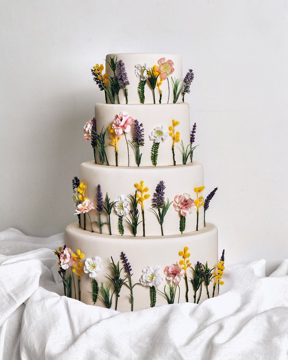 ModaVakkodur's tweet photo. Vanilla Rococo’dan özel tasarım Botanic Cake ile davetlerinize şıklık katın.
#Vakko #VakkoLAtelier #VanillaRococo https://t.co/EbXXsJ1GOn