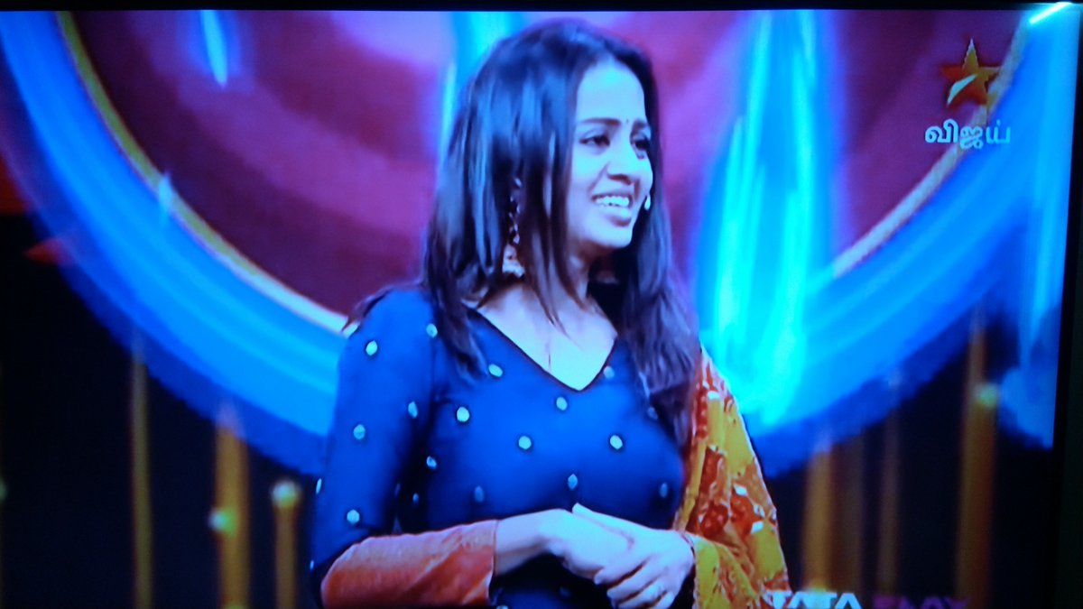 thooyavan1's tweet photo. Watching #VijayTV #OosolriyaOohosolriya #VJSuperStar @AnjanaVJ lovely prediwali treat... So fun &amp; entertaining 💙💙💙😍😍😍😍😘😘😘👌👌👌👌👌 https://t.co/ItLQTBsES6