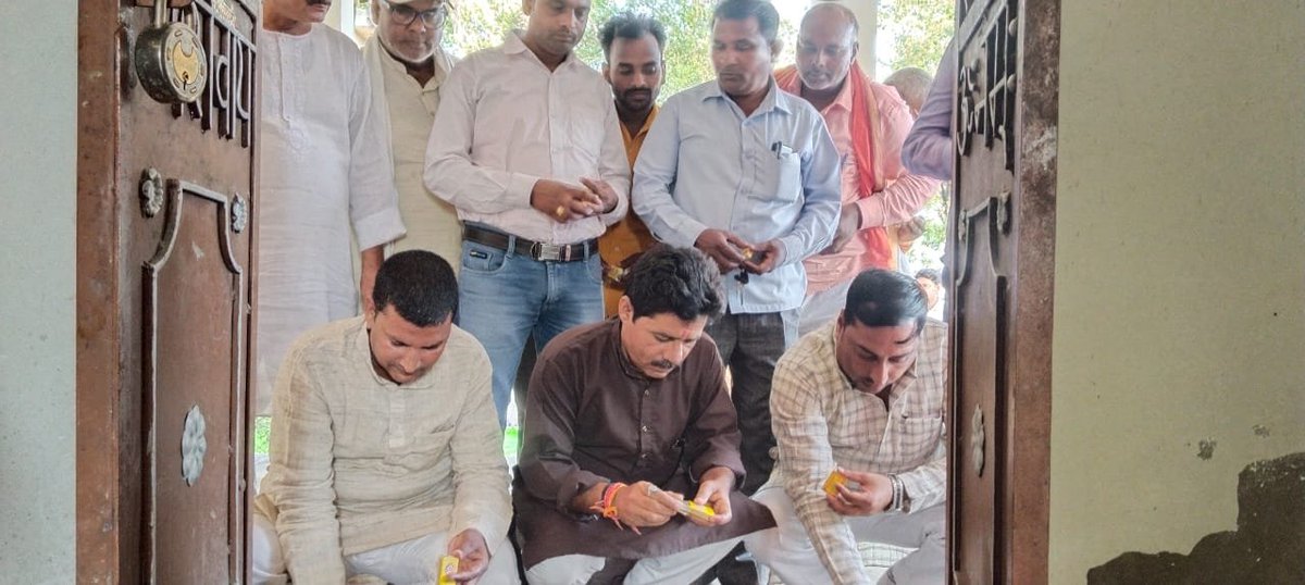 आज पडरौना विधानसभा के पिपरा मंडल के राम जानकी मंदिर पर दीपोत्सव कार्यक्रम मे रहना हुआ इस कार्यक्रम मे विशुनपुरा ब्लाक प्रमुख विंध्यवासनी श्रीवास्तव व मंडल के सभी पदाधिकारी उपस्थित रहें अध्यक्षता मंडल अध्यक्ष महेश रौनियार ने किया
nm-4.com/W7nI1P

via MyNt