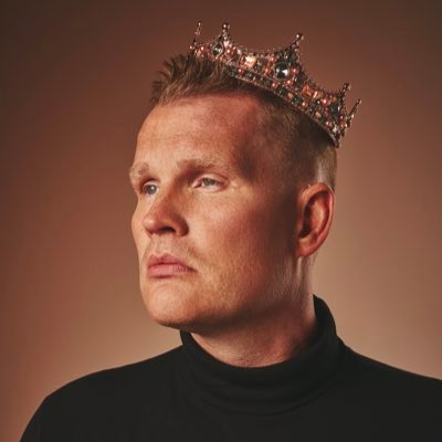 Íslensku kóngurinn mætir í kjallarann næsta miðvikudag. Við munum passa að sletta ekkert og beygja rétt 🤓
Öööörfáir miðar lausir 🎟️