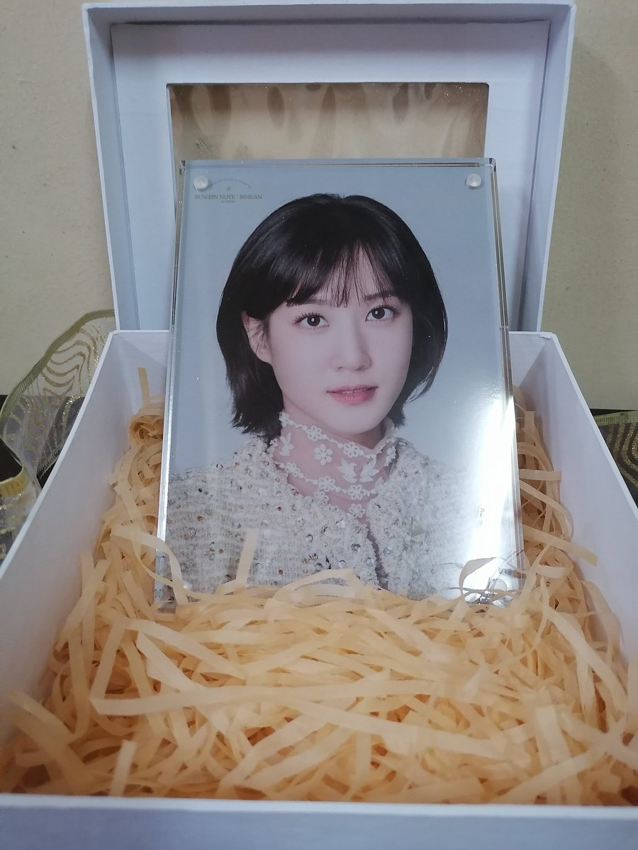 museumofloves's tweet photo. THIS IS THE SPECIAL GIFT I WON FROM THE RAFFLE❤️ at the back, eunbin wrote "Ingat kayo at magkita tayo muli ♡" (Take care &amp; we'll see each other again ♡) SHE IS THE SWEETEST, her effort in learning the filipino language &amp; actually using it😭 #parkeunbininmnl #parkeunbin #박은빈 https://t.co/GYfyn9gopY
