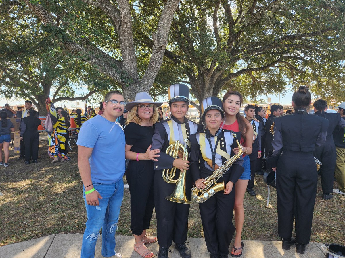imelda0716's tweet photo. 3A Area Marching Finals!
RHHS Marching Band!
#band #saxaphone #baratone #twins #proudmom #biggestfan https://t.co/jQAIlWHG3i
