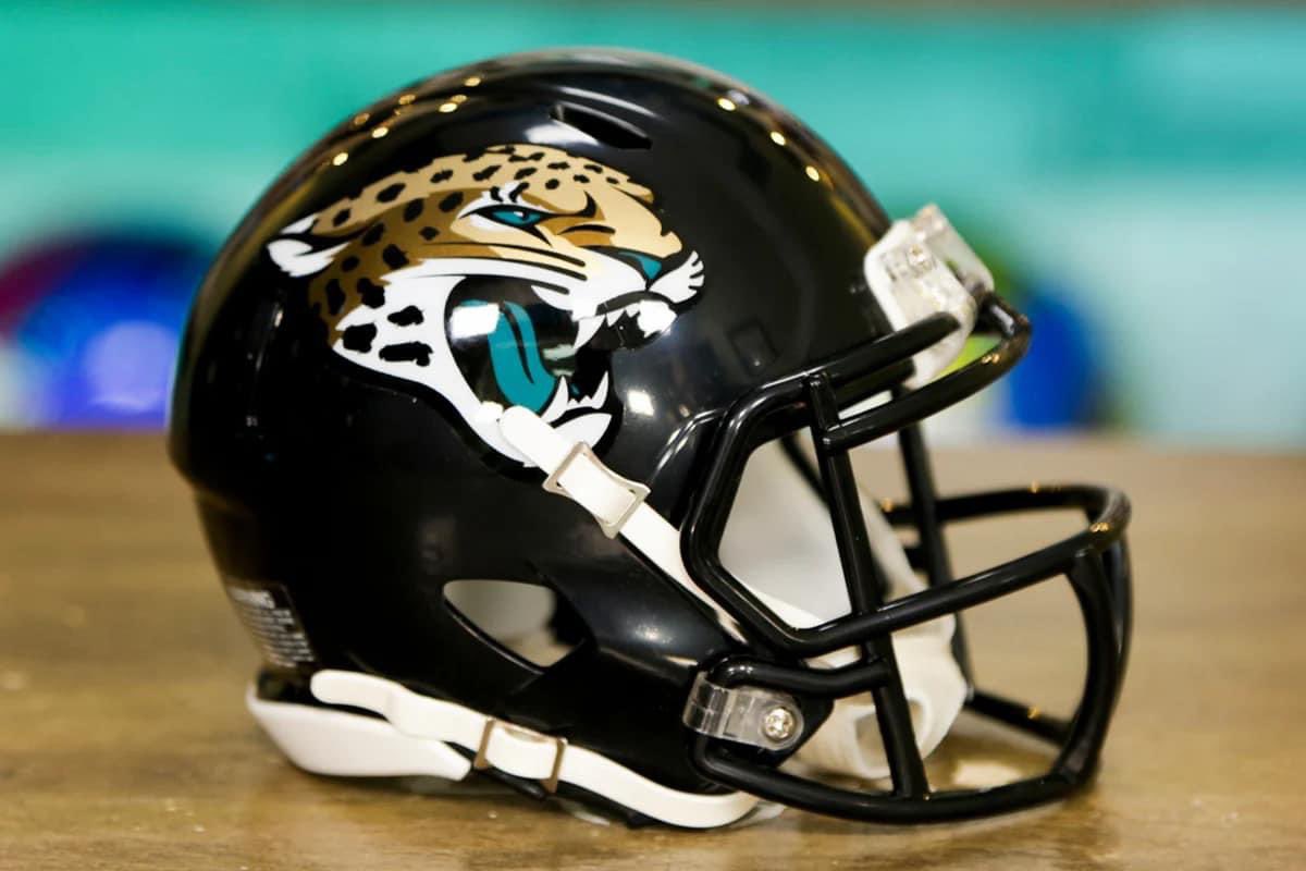 NFurris's tweet photo. @Giants vs @Jaguars today. Love both teams so I will watch from stands and root quietly. I do bleed blue, but teal is part of my life too! #giantsvsjags #NFL #torn #BleedBlue https://t.co/OmwkxyMrhN