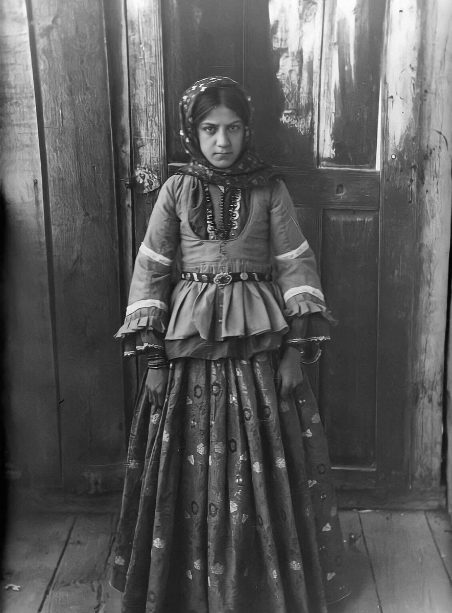 A young Azeri woman from Shusha. Yelizavetpol province, 1905.