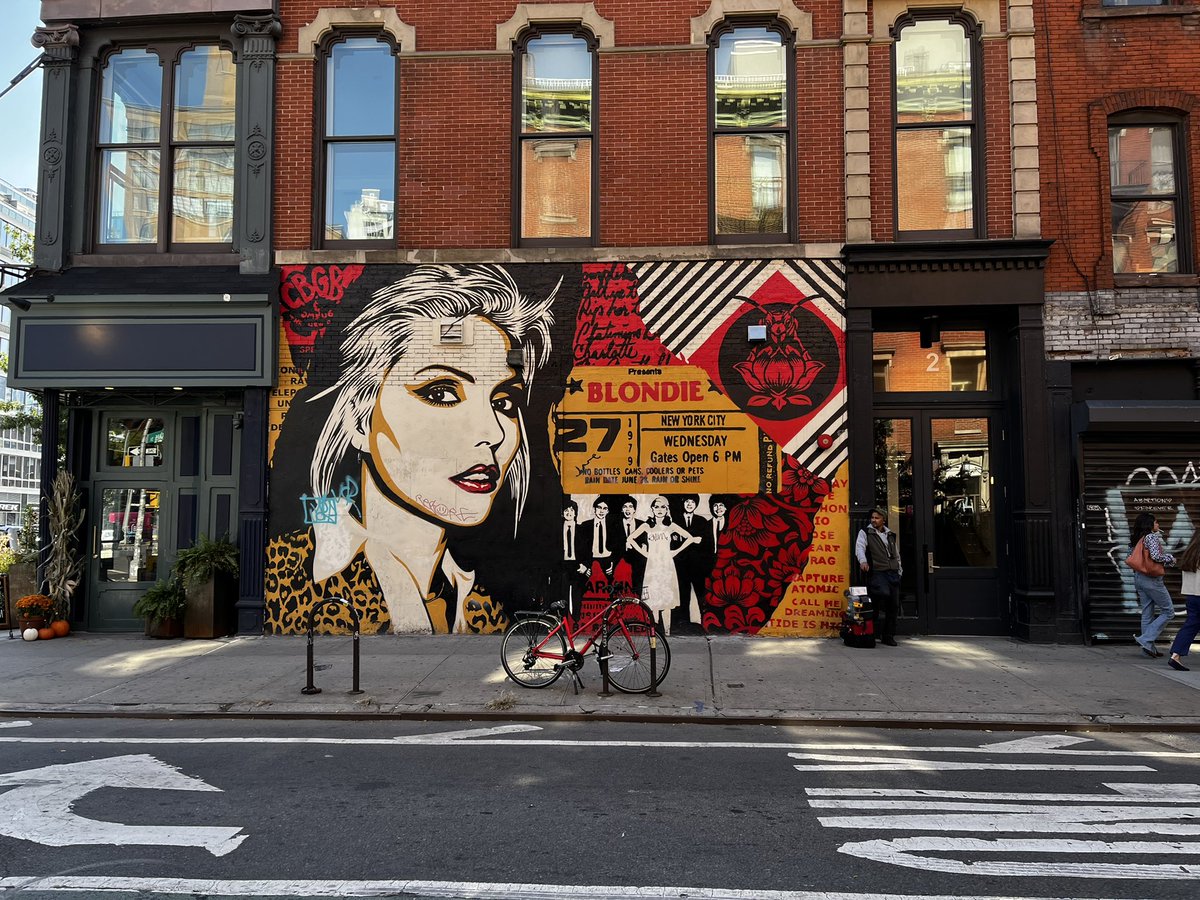 Travel_IYP's tweet photo. Travel In Your Pocket was in #newyorkcity recently &amp; came across not just an epic piece of #streetart but a #punk #pop icon, Debbie Harry. This magnificent mural is in the East Village/Bowery on the site of the original 1970s punk hangout #CBGBs

 #travel #travelpodcastcommunity https://t.co/DP3jpi5rj7