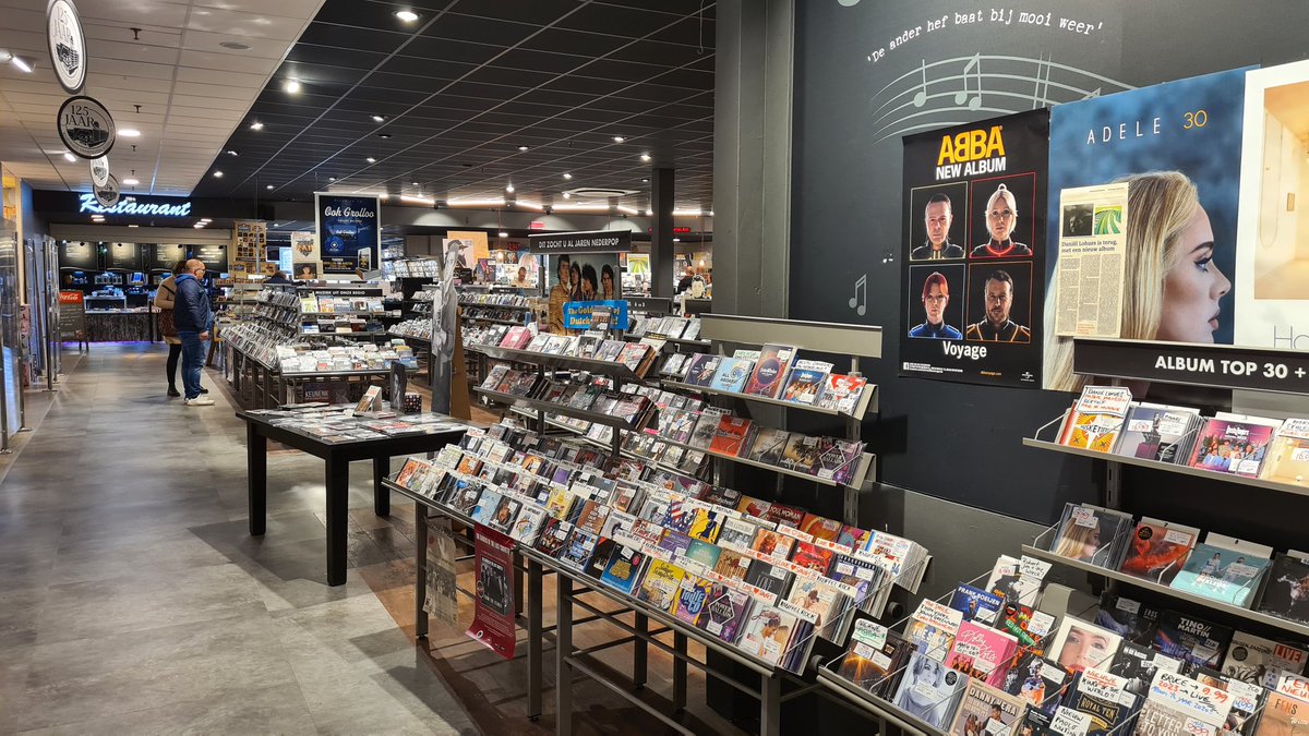 Ik waande me in Assen even terug in de tijd. Ik heb in jaren niet zo'n mooie muziekafdeling gezien. <a href="/VanderveenAssen/">Warenhuis Vanderveen</a>