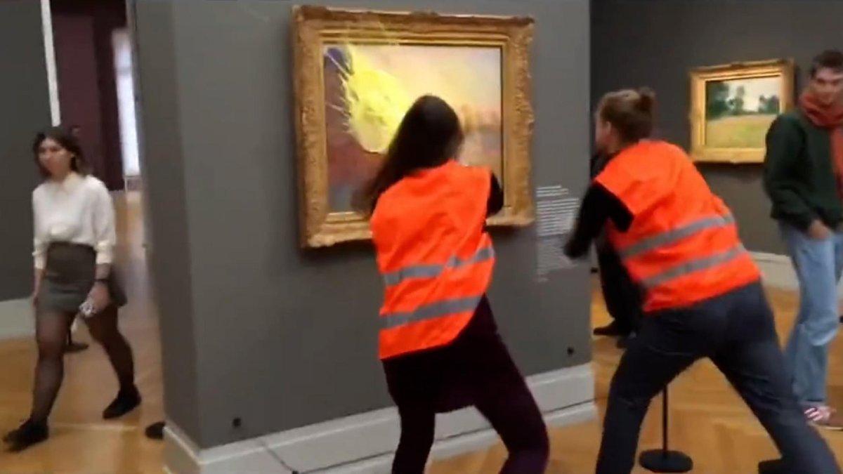 Agenzia_Ansa's tweet photo. Due attivisti di 'Last Generation', gruppo di protesta per il cambiamento climatico, hanno imbrattato un olio di Monet al Museo Barberini di Potsdam, in Germania, lanciando purè di patate. Hanno poi postato il video dell'attacco all'opera Il Pagliaio #ANSA https://t.co/Ay3wpwNysT https://t.co/gTK1Dbppue