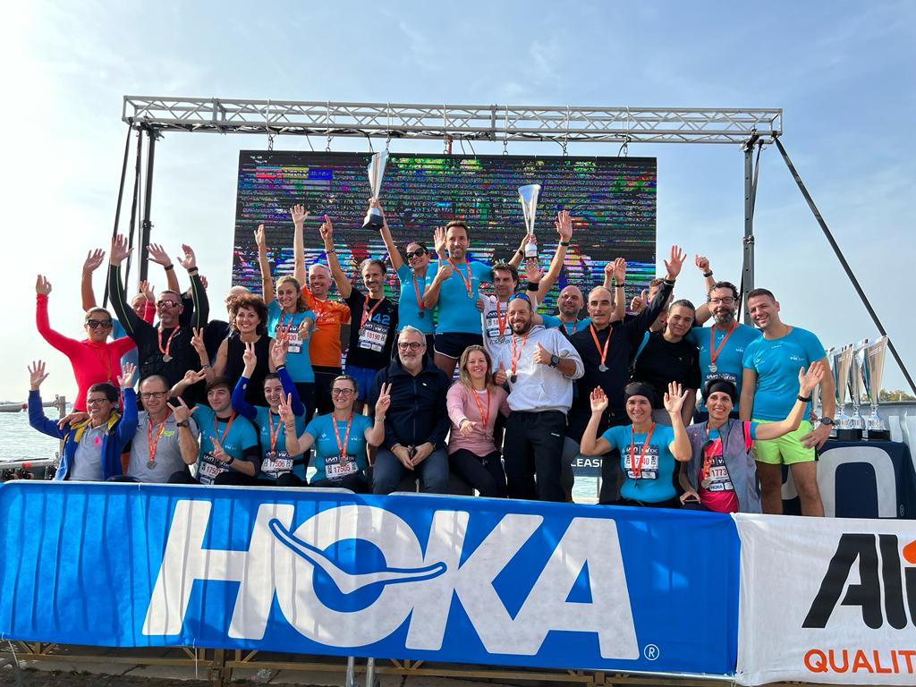 PortOfVenice's tweet photo. #venicemarathon #TrofeoPortidelVeneto
Anche quest'anno il gruppo βοΈ #OrmeggiatoriVenezia si aggiudica il #TrofeoPortidelVeneto nella 10 km.
Sul podio #AnnaVianello e #ThomasGavagnin π β€οΈ
Continua a donare a sostegno del #CharityProgramm @Retedeldono
https://t.co/3r55ZvZtwe https://t.co/h1WxiElhaZ