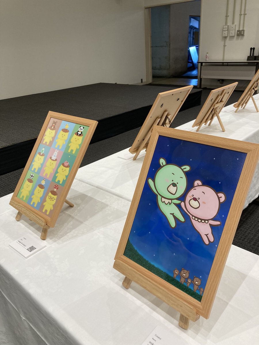 IMOKO5555's tweet photo. オークションあと45分です！！　＃Nフェス  にも展示したこちらの作品です。くま五郎とクマーベルが、うぇぶつー王国から亡命するシーンです。
幸せに向かって飛び立つ2クマを描きました！！！

https://t.co/0CNNlS93Q3 https://t.co/N9kTcZu0dS